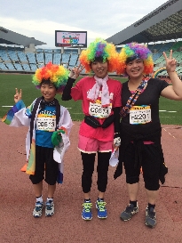 ３人でおそろい！大阪マラソンカラーのアフロやで！