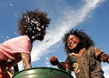 WaterAid/ Ernest Randriarimalala お互いの顔を洗いながら遊ぶ子供たち