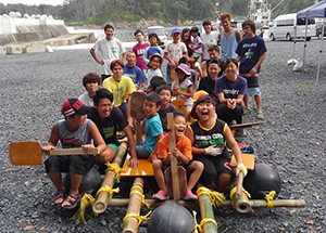 Providing a hands-on learning program on the beach for local children in Kesennuma City