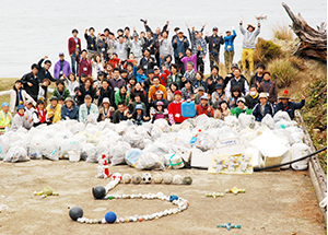 Litter pickup event on a desert island (Tomogashima Island, Wakayama)
