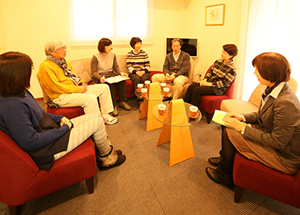 ©Cancer Support Community Japan A support group where cancer patients talk to each other
