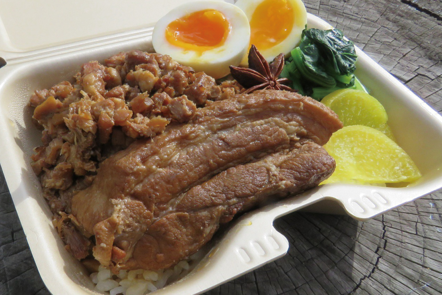 厚切りチャーシュー&煮卵付き 魯肉飯